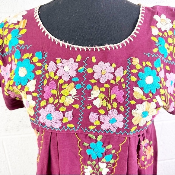Vintage 70s Floral Embroidered Shift Dress Short Sleeve Knee Length Pink Boho - Picture 4 of 12